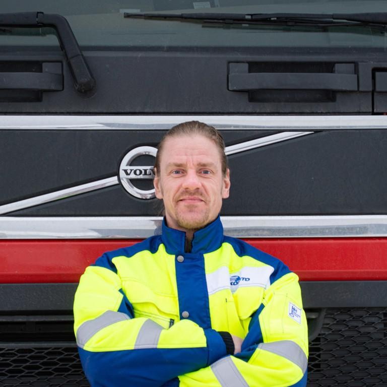 Topi Pekkanen kouluttautuu yhdistelmäajoneuvon kuljettajaksi.